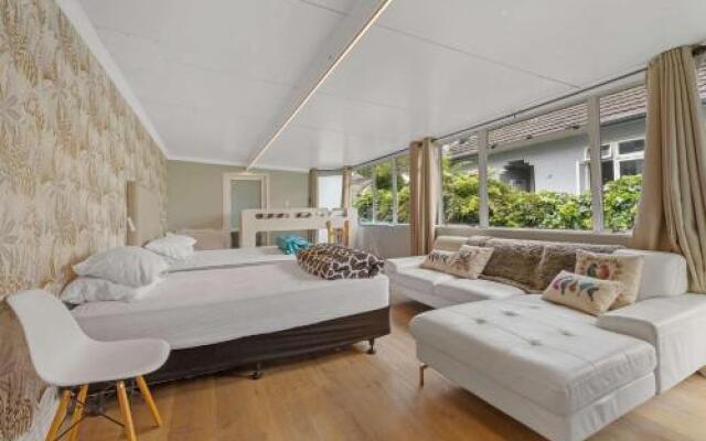 Lakefront Rotorua House in Town