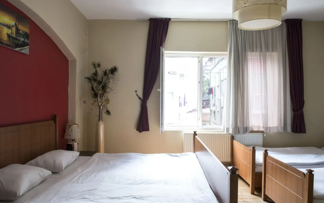 Cheers Midtown Hostel