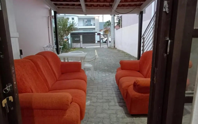 Apartamento térreo com ar condicionado bem localizado