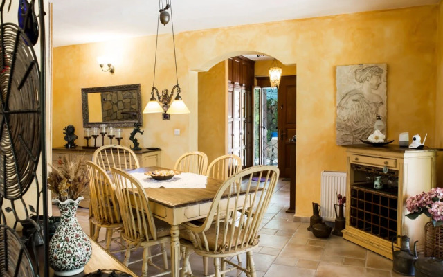 Important Group Villa Costa