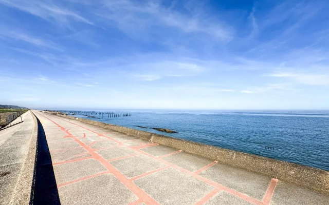 Beachside Caravan Retreat in Lowestoft Sleeps 4