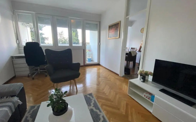 2 bedroom apartment/parking/market