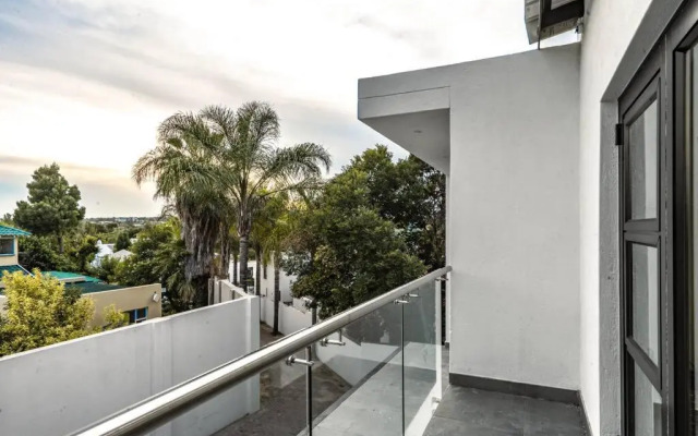 Private Modern 10 bdrm Home tucked away in Sandton