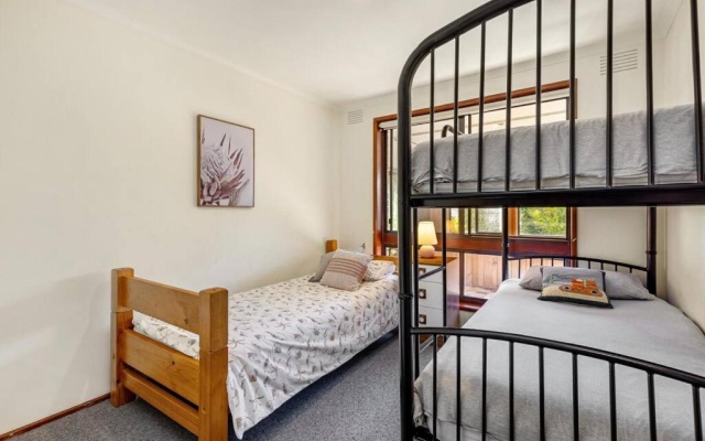 Casa Bella - perfect for families, only 700m to front beach – Guest Rooms – Melbourne