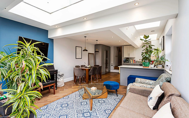 Modern and Spacious Colliers Wood Home