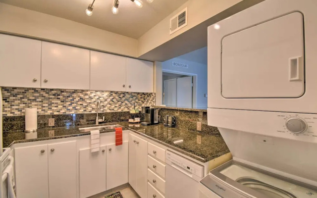 Sleek Phoenix Condo: Walk to Biltmore Fashion Park