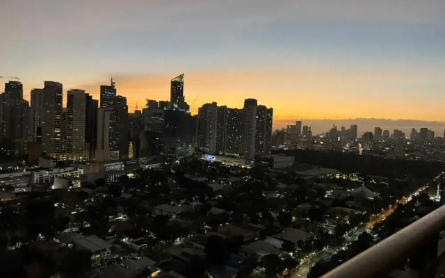 Gramercy 2 bedrooms w Balcony City View