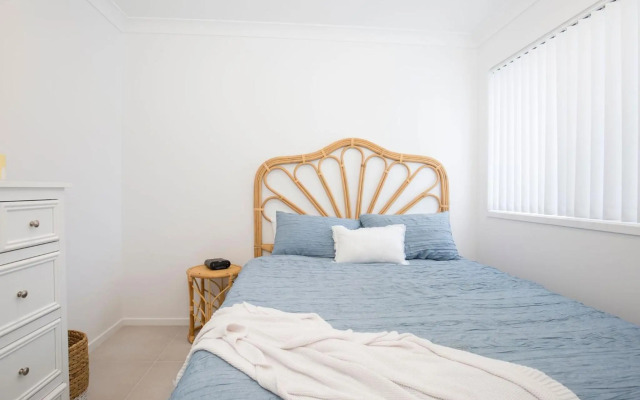 Sandy Feet Retreat - Pet Friendly - 1 Min Walk to Beach