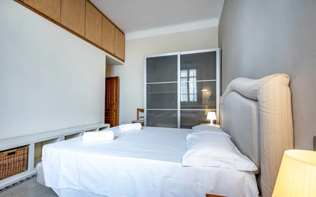 YiD elegant near tramvia