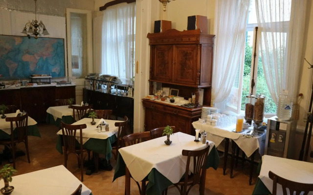 Acropolis House
