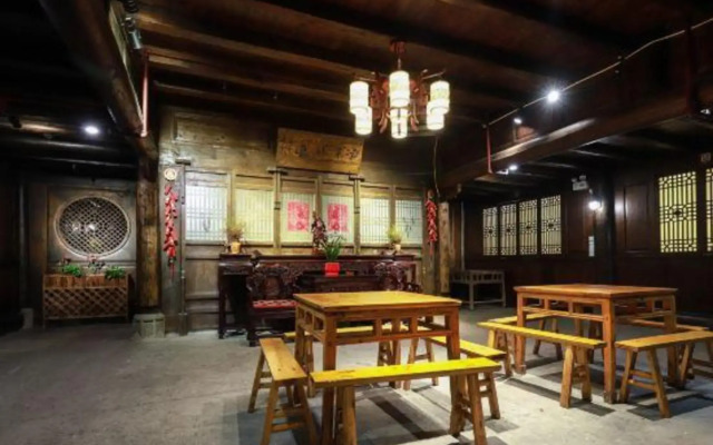 Langzhong Hou Family Courtyard Inn