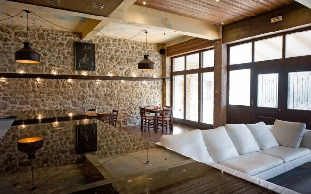 Polys Guest House