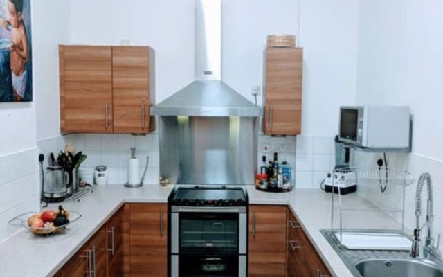 2 Bedroom North Kensington Apartment With Courtyard