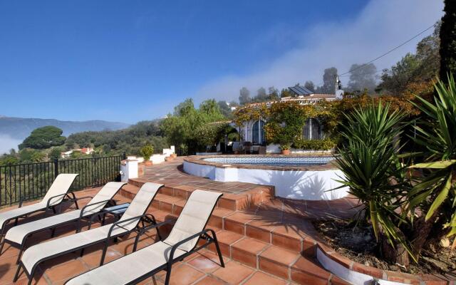 Graceful Villa in Sayalonga with Swimming Pool