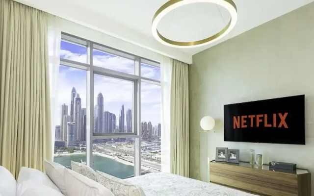 LUX The Marina Vista Beachfront Suite 3