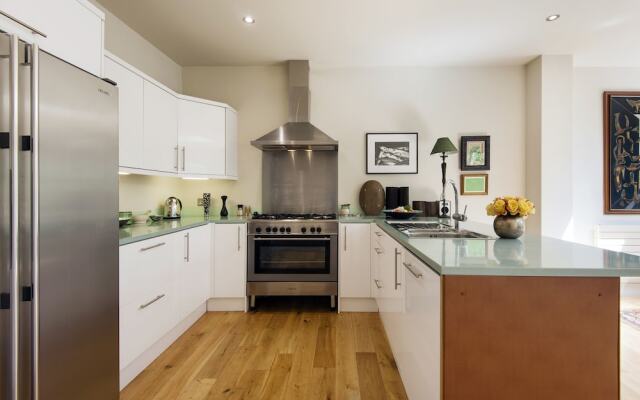 Exquisite East Acton Home close to Shepherds Bush