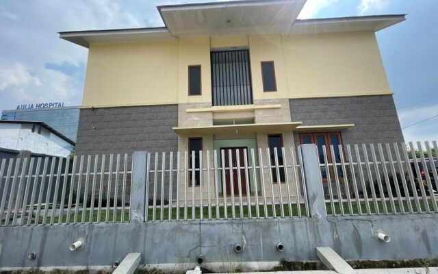 SPOT ON 93378 Lona Guest House SyariahNearScience Park Universitas Riau