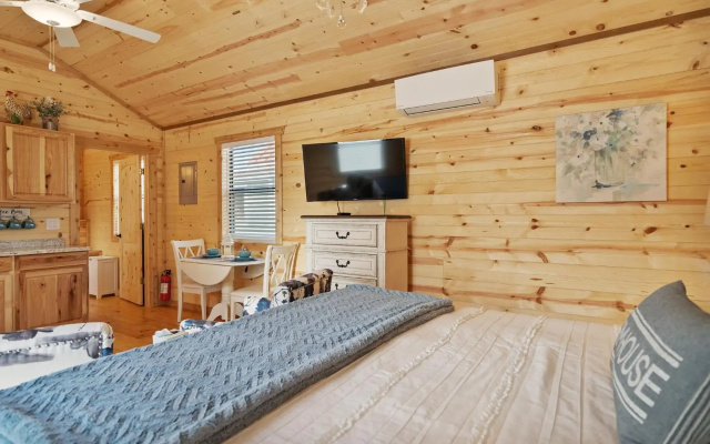 Stunning Cabin Right on Main St!