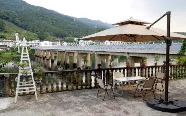 Yuxian Taohua Water Le Inn (Taohuatan Scenic Area)