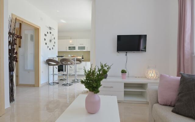 Sunny apartment with a Private Pool