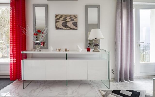 Panoramic White House Suite in Tulle