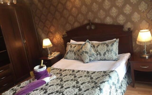 Club Rose Bay Hotel