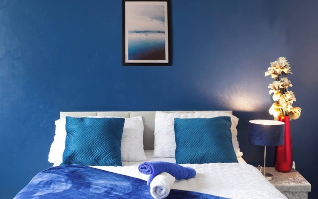 Elegant 5-bedroom Home- Fast Wifi, Free Parking & Netflix