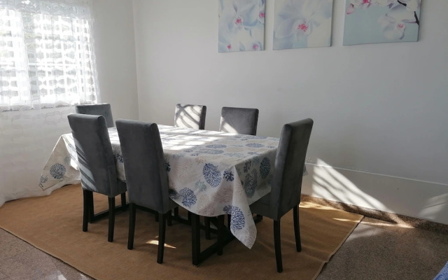 Holiday Home 2 Minutes From the Beach and Close to Major Tourist Attractions!