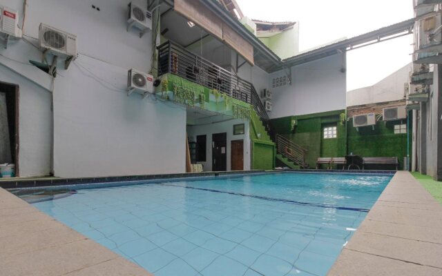 RedDoorz Plus near Budi Luhur University Jakarta