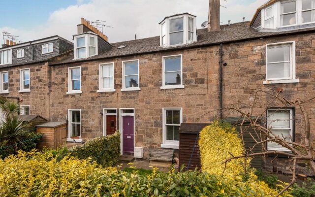 412 Lovely 2 Bedroom Apartment in Abbeyhill Colonies Near Holyrood Park and Calton Hill