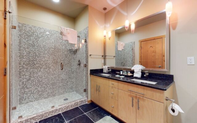 Solstice 18 Beautiful and Modern, Private Washer Dryer, Close to Eagle Lodge by RedAwning