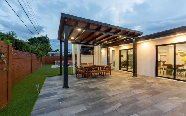 Cozy New Villa w/Cool Cabana+Fire Pit & Games