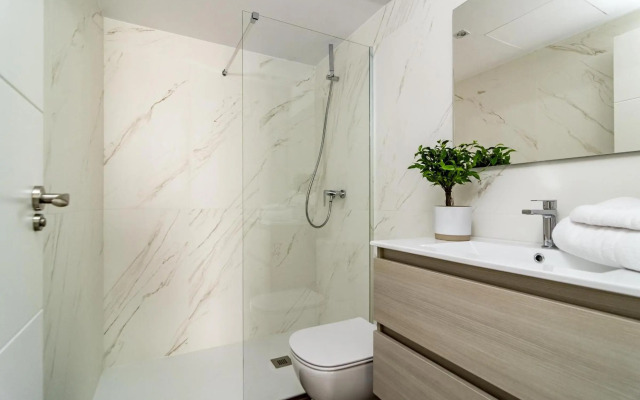 DJC - Modern 2 bedroom apartment close to beach