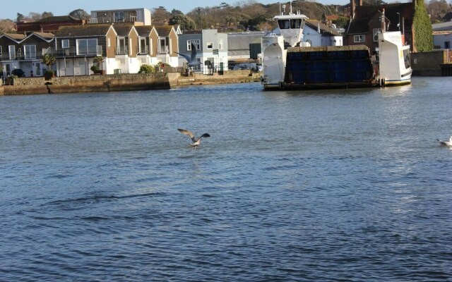 The Nautilus Cowes IOW Sleeps 4 & Private Garden