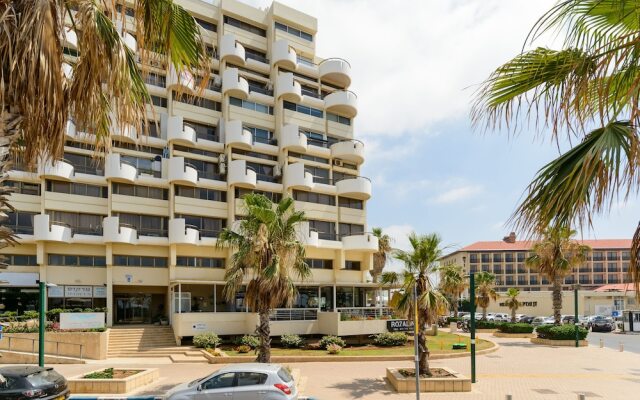 3BR Apt Steps from Sea W Parking
