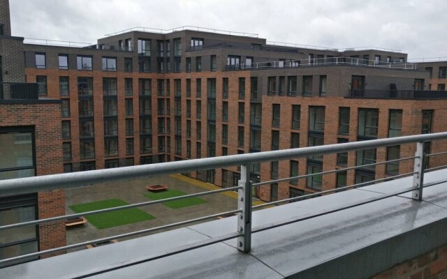 Beautiful City Centre 2-bed Apartment With Balcony