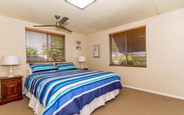 Bribie Beach House, Waterfront directly across the road - Solander Esp, Banksia Beach – Guest Rooms – Banksia Beach