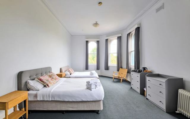 College Lawn Hotel - Hostel