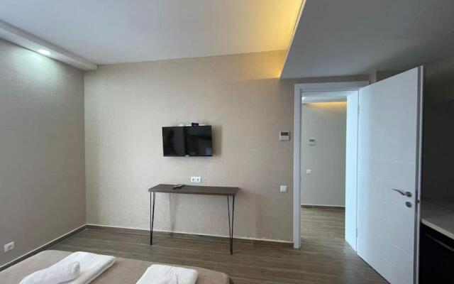 Leo Group Luxury Apartment 1834 Alliance Palace