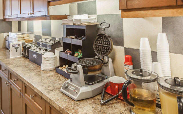 Econo Lodge Inn & Suites