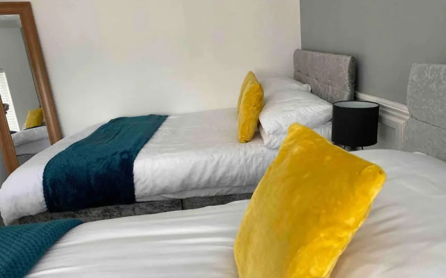 7 Person Home Flat W/parking - Near Swansea Centre