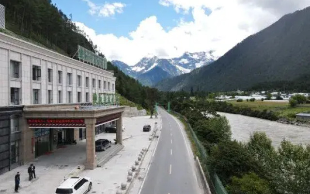 Four Seasons Oxygen Hotel Bomi