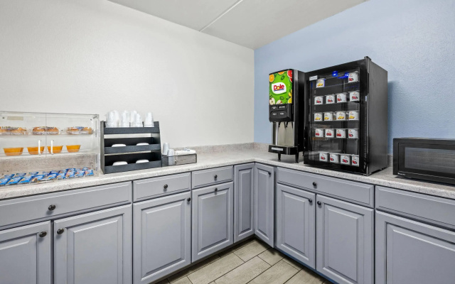 Super 8 by Wyndham Kingsport /I-81