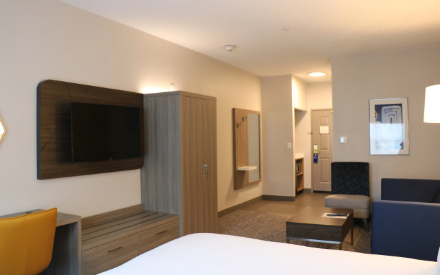 Holiday Inn Express & Suites Marquette by IHG