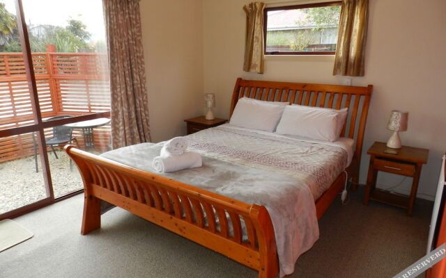 YHA Motueka Laughing Kiwi Backpackers & Self Contained Bach