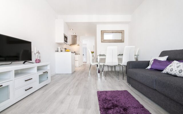 Stylish 2 Bd Apartm Perfectly Located & Free Parking. Amira