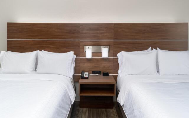 Holiday Inn Express & Suites Dinuba West by IHG