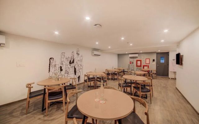 OYO Townhouse 101 Golf Course Road