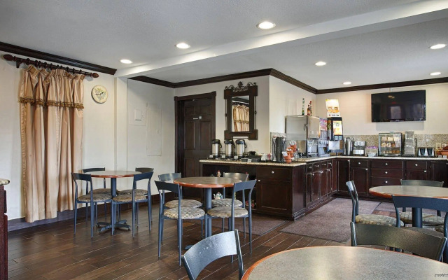 Quality Inn & Suites Dallas - Cityplace