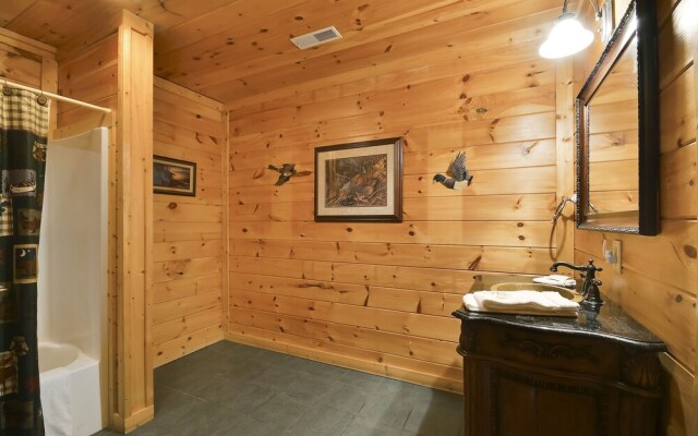Spacious Cubby Bear Cabin with Private Hot Tub by Redawning